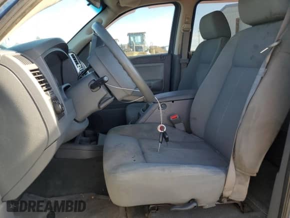2005 Dodge Dakota SLT z VIN 1D7HW48N75S310270, wystawiony jako Copart lot #62430765 z przebiegiem 194 759 mil mil oraz Czysty tytuł • Clean title. Historia ofert i sprzedaży dostępna na DreamBid. Obrazek 7.