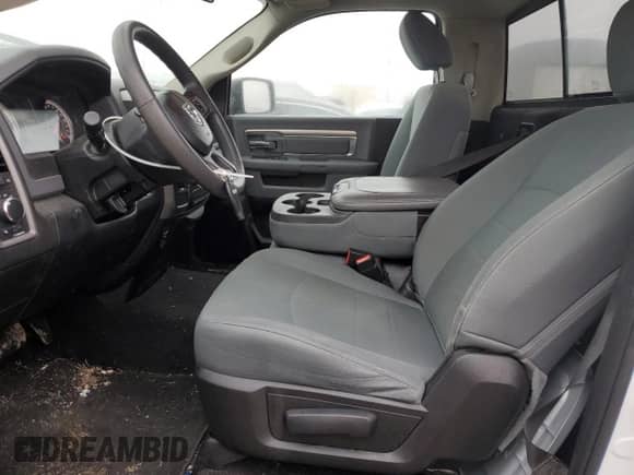 2018 Ram 1500 Tradesman z VIN 3C6JR6DT1JG234203, wystawiony jako Copart lot #43992345 z przebiegiem 98 180 mil mil oraz Szkoda całkowita • Salvage title. Historia ofert i sprzedaży dostępna na DreamBid. Obrazek 7.