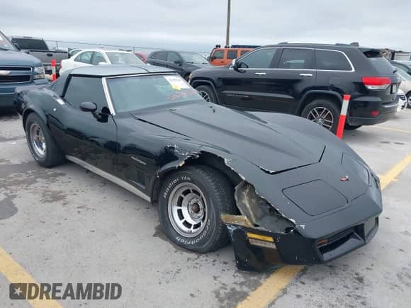 1982 Chevrolet Corvette z VIN 1G1AY8787C5117940, wystawiony jako IAAI lot #42382342 z przebiegiem 25 145 mil mil oraz . Historia ofert i sprzedaży dostępna na DreamBid. Obrazek 6.
