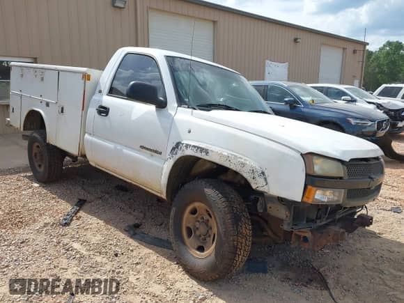 2003 Chevrolet Silverado 2500HD z VIN 1GBHK24U43E255655, wystawiony jako IAAI lot #42124091 z przebiegiem 354 543 mil mil oraz . Historia ofert i sprzedaży dostępna na DreamBid. Obrazek 1.