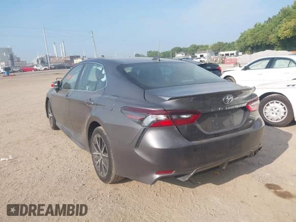 2023 Toyota Camry SE z VIN 4T1G11AK7PU810967, wystawiony jako IAAI lot #42981358 z przebiegiem 53 869 mil mil oraz . Historia ofert i sprzedaży dostępna na DreamBid. Obrazek 3.
