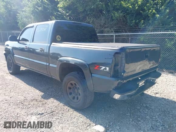 2005 Chevrolet Silverado 1500 LS z VIN 2GCEK13T051336111, wystawiony jako IAAI lot #42639214 z przebiegiem 224 915 mil mil oraz . Historia ofert i sprzedaży dostępna na DreamBid. Obrazek 3.