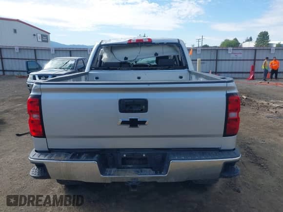 2018 Chevrolet Silverado 1500 LT z VIN 3GCUKREC0JG402410, wystawiony jako IAAI lot #43034711 z przebiegiem 73 836 mil mil oraz . Historia ofert i sprzedaży dostępna na DreamBid. Obrazek 17.