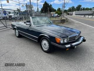 1984 Mercedes-Benz 380 SL z VIN WDBBA45A7EA013570, wystawiony jako Copart lot #63649595 z przebiegiem 138 792 mil mil oraz Czysty tytuł • Clean title. Historia ofert i sprzedaży dostępna na DreamBid. Obrazek 1.