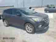 2017 Ford Escape SE z VIN 1FMCU9GD0HUB50494, wystawiony jako Copart lot #69299385 z przebiegiem 191 795 mil mil oraz Czysty tytuł • Clean title. Historia ofert i sprzedaży dostępna na DreamBid. Obrazek 4.