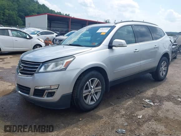 2017 Chevrolet Traverse LT z VIN 1GNKVGKD8HJ245905, wystawiony jako IAAI lot #42835404 z przebiegiem 104 039 mil mil oraz . Historia ofert i sprzedaży dostępna na DreamBid. Obrazek 2.