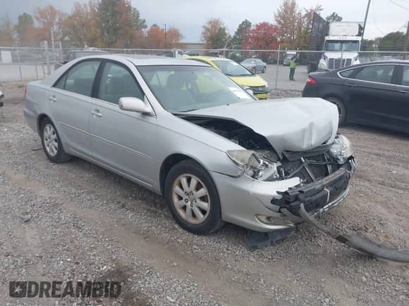 2003 Toyota Camry XLE z VIN 4T1BE30K53U680290, wystawiony jako IAAI lot #43527770 z przebiegiem 176 975 mil mil oraz . Historia ofert i sprzedaży dostępna na DreamBid. Obrazek 1.