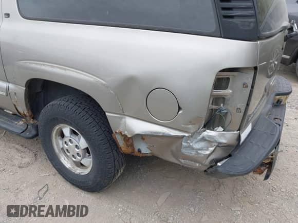 2003 Chevrolet Suburban Z71 с VIN 3GNFK16Z13G105332, выставлен на аукционе IAAI как лот 42064883 с пробегом 233 620 миль миль и . История ставок и продаж доступна на DreamBid. Изображение 14.