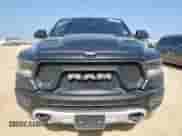 2019 Ram 1500 Rebel z VIN 1C6SRFET7KN871348, wystawiony jako Copart lot #64428815 z przebiegiem Nie podano mil oraz Czysty tytuł • Clean title. Historia ofert i sprzedaży dostępna na DreamBid. Obrazek 5.