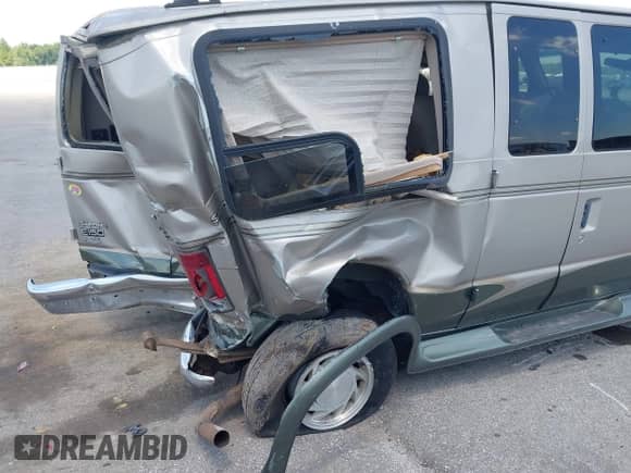 2002 Ford Econoline Cargo Recreational with VIN 1FDRE14L72HB80077, listed as a IAAI auction lot 42626721 with 218,830 mi miles and . Bid and sale history available at DreamBid. Image 13.