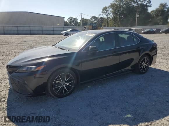 2021 Toyota Camry SE Nightshade z VIN 4T1G11AK8MU591870, wystawiony jako Copart lot #71969245 z przebiegiem 105 910 mil mil oraz Szkoda całkowita • Salvage title. Historia ofert i sprzedaży dostępna na DreamBid. Obrazek 1.