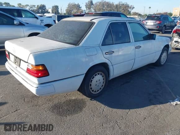 1990 Mercedes-Benz 300 E z VIN WDBEA30D4LB200863, wystawiony jako IAAI lot #43551698 z przebiegiem 235 205 mil mil oraz . Historia ofert i sprzedaży dostępna na DreamBid. Obrazek 4.