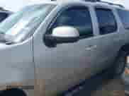 2013 Chevrolet Tahoe LS z VIN 1GNSCAE09DR184197, wystawiony jako IAAI lot #42588553 z przebiegiem 137 205 mil mil oraz . Historia ofert i sprzedaży dostępna na DreamBid. Obrazek 14.