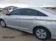 2015 Hyundai Sonata z VIN KMHEC4A42FA137994, wystawiony jako IAAI lot #42721431 z przebiegiem 151 651 mil mil oraz . Historia ofert i sprzedaży dostępna na DreamBid. Obrazek 14.