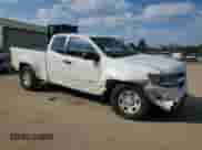 2017 Chevrolet Colorado 2WD WT z VIN 1GCHSBEA8H1275941, wystawiony jako Copart lot #81954085 z przebiegiem 145 034 mil mil oraz Nie do naprawy • Non repairable. Historia ofert i sprzedaży dostępna na DreamBid. Obrazek 4.