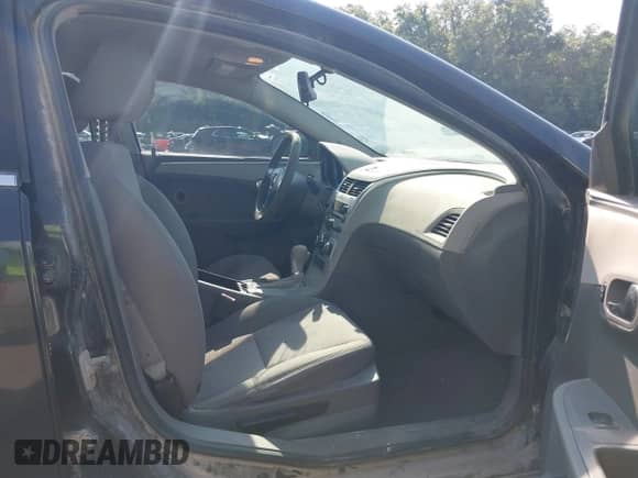 2012 Chevrolet Malibu 1LS z VIN 1G1ZB5E03CF224364, wystawiony jako IAAI lot #42759637 z przebiegiem 161 491 mil mil oraz . Historia ofert i sprzedaży dostępna na DreamBid. Obrazek 5.