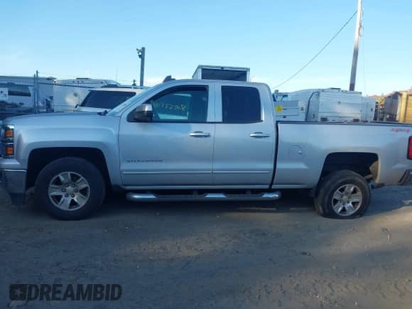 2015 Chevrolet Silverado 1500 LT z VIN 1GCVKREC8FZ415689, wystawiony jako IAAI lot #40782568 z przebiegiem 111 261 mil mil oraz . Historia ofert i sprzedaży dostępna na DreamBid. Obrazek 14.