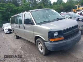 2004 Chevrolet Express Passenger z VIN 1GAHG39U141209696, wystawiony jako IAAI lot #42133897 z przebiegiem 244 929 mil mil oraz . Historia ofert i sprzedaży dostępna na DreamBid. Obrazek 1.