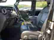 2021 Jeep Wrangler Unlimited Sahara Altitude z VIN 1C4HJXEG6MW736815, wystawiony jako Copart lot #64779455 z przebiegiem 56 496 mil mil oraz Szkoda całkowita • Salvage title. Historia ofert i sprzedaży dostępna na DreamBid. Obrazek 7.