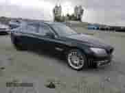 2015 BMW 7 Series 740i z VIN WBAYA6C54FD826777, wystawiony jako Copart lot #53170975 z przebiegiem 158 823 mil mil oraz Czysty tytuł • Clean title. Historia ofert i sprzedaży dostępna na DreamBid. Obrazek 4.