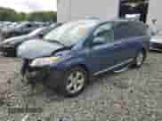 2017 Toyota Sienna LE Auto Access Seat z VIN 5TDKZ3DC0HS769692, wystawiony jako Copart lot #71889935 z przebiegiem 74 421 mil mil oraz Szkoda całkowita • Salvage title. Historia ofert i sprzedaży dostępna na DreamBid. Obrazek 1.