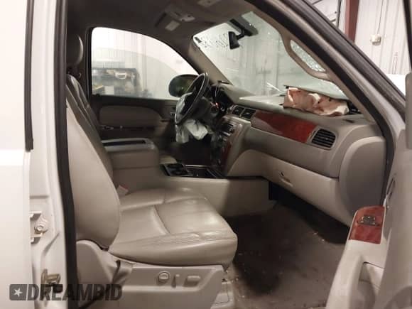 2010 Chevrolet Suburban LT z VIN 1GNUKJE32AR272865, wystawiony jako IAAI lot #43260380 z przebiegiem 167 294 mil mil oraz . Historia ofert i sprzedaży dostępna na DreamBid. Obrazek 5.