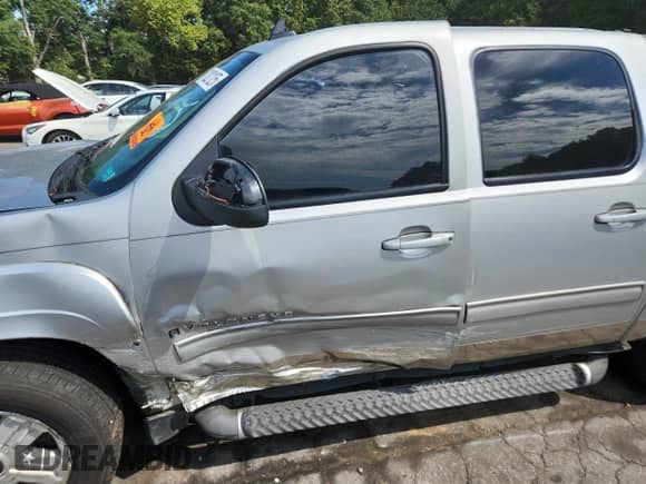 2010 Chevrolet Avalanche LT z VIN 3GNVKFE05AG243268, wystawiony jako Copart lot #71022125 z przebiegiem 251 988 mil mil oraz Szkoda całkowita • Salvage title. Historia ofert i sprzedaży dostępna na DreamBid. Obrazek 7.