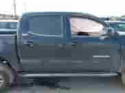 2017 Toyota Tacoma SR5 z VIN 5TFAZ5CN2HX045510, wystawiony jako IAAI lot #42432191 z przebiegiem 126 004 mil mil oraz . Historia ofert i sprzedaży dostępna na DreamBid. Obrazek 12.