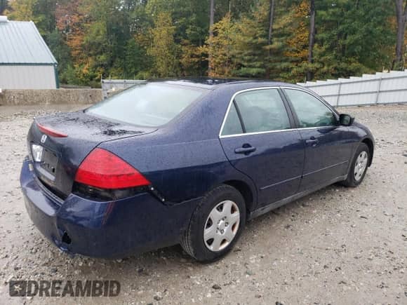 2007 Honda Accord LX z VIN 1HGCM56497A175944, wystawiony jako Copart lot #85815715 z przebiegiem 111 712 mil mil oraz Czysty tytuł • Clean title. Historia ofert i sprzedaży dostępna na DreamBid. Obrazek 3.