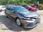 2024 Toyota Camry LE z VIN 4T1R11BK9RU112810, wystawiony jako IAAI lot #42850699 z przebiegiem 31 259 mil mil oraz . Historia ofert i sprzedaży dostępna na DreamBid. Obrazek 1.