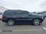 2013 Chevrolet Tahoe LTZ z VIN 1GNSKCE07DR180583, wystawiony jako IAAI lot #43188165 z przebiegiem 148 943 mil mil oraz . Historia ofert i sprzedaży dostępna na DreamBid. Obrazek 13.