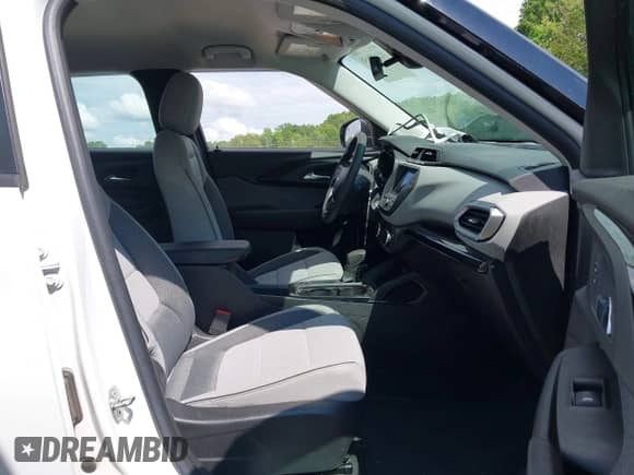 2022 Chevrolet TrailBlazer LS z VIN KL79MMS21NB104751, wystawiony jako IAAI lot #42157858 z przebiegiem 25 669 mil mil oraz . Historia ofert i sprzedaży dostępna na DreamBid. Obrazek 5.