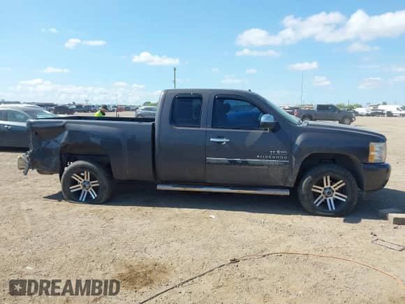 2011 Chevrolet Silverado 1500 LT z VIN 1GCRCSE08BZ222738, wystawiony jako IAAI lot #42884214 z przebiegiem 174 647 mil mil oraz . Historia ofert i sprzedaży dostępna na DreamBid. Obrazek 13.
