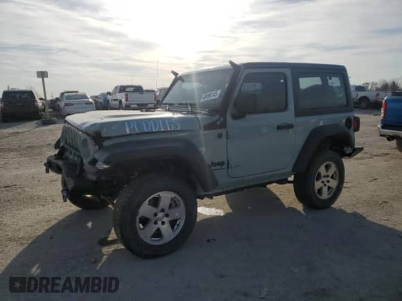 2023 Jeep Wrangler Sport z VIN 1C4GJXAN1PW634889, wystawiony jako Copart lot #48496145 z przebiegiem 15 874 mil mil oraz Szkoda całkowita • Salvage title. Historia ofert i sprzedaży dostępna na DreamBid. Obrazek 1.