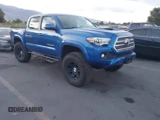 2016 Toyota Tacoma TRD Sport z VIN 3TMCZ5AN7GM011384, wystawiony jako IAAI lot #43217423 z przebiegiem 168 446 mil mil oraz . Historia ofert i sprzedaży dostępna na DreamBid. Obrazek 1.