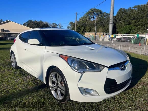 2013 Hyundai Veloster w/Gray Int z VIN KMHTC6AD3DU171621, wystawiony jako Copart lot #82261534 z przebiegiem 130 053 mil mil oraz Czysty tytuł • Clean title. Historia ofert i sprzedaży dostępna na DreamBid. Obrazek 1.