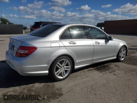 2014 Mercedes-Benz C 250 Sport с VIN WDDGF4HB6EG210133, выставлен на аукционе Copart как лот 85666995 с пробегом 157 451 миль миль и Списание • Salvage title. История ставок и продаж доступна на DreamBid. Изображение 3.