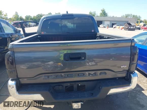2023 Toyota Tacoma SR z VIN 3TMCZ5AN1PM575595, wystawiony jako IAAI lot #43173370 z przebiegiem 44 408 mil mil oraz . Historia ofert i sprzedaży dostępna na DreamBid. Obrazek 16.