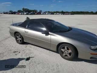 2002 Chevrolet Camaro z VIN 2G1FP32K922121268, wystawiony jako Copart lot #81370464 z przebiegiem Nie podano mil oraz Czysty tytuł • Clean title. Historia ofert i sprzedaży dostępna na DreamBid. Obrazek 4.