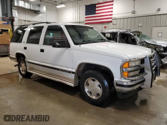 1998 Chevrolet Tahoe z VIN 1GNEK13R7WJ375653, wystawiony jako Copart lot #55576565 z przebiegiem 140 169 mil mil oraz Czysty tytuł • Clean title. Historia ofert i sprzedaży dostępna na DreamBid. Obrazek 4.