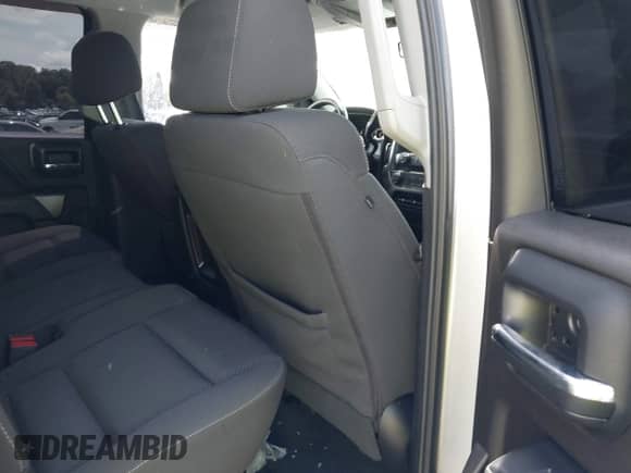 2019 Chevrolet Silverado 1500 LT z VIN 2GCRCPEC3K1155546, wystawiony jako IAAI lot #42418387 z przebiegiem 84 323 mil mil oraz . Historia ofert i sprzedaży dostępna na DreamBid. Obrazek 8.