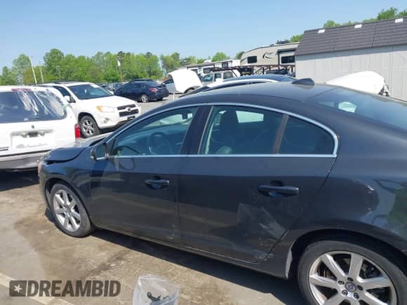 2016 Volvo S60 T5 Drive-E Premier z VIN YV126MFK4G2399690, wystawiony jako IAAI lot #42043307 z przebiegiem 100 647 mil mil oraz . Historia ofert i sprzedaży dostępna na DreamBid. Obrazek 15.