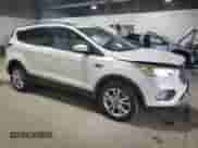 2017 Ford Escape SE z VIN 1FMCU9GD3HUC23096, wystawiony jako Copart lot #87395305 z przebiegiem 131 813 mil mil oraz Czysty tytuł • Clean title. Historia ofert i sprzedaży dostępna na DreamBid. Obrazek 4.