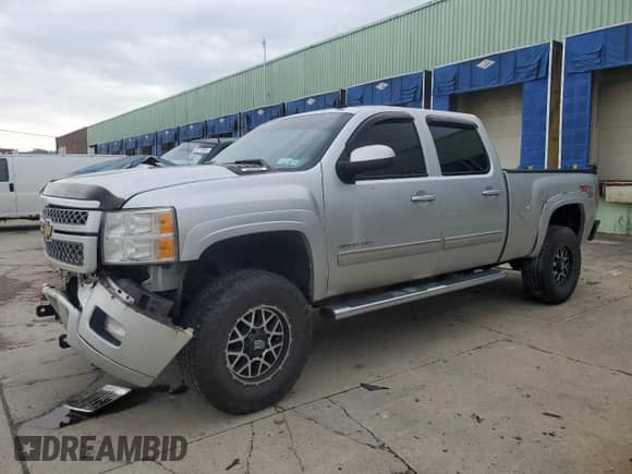 2014 Chevrolet Silverado 2500HD LTZ z VIN 1GC1KYEG0EF139813, wystawiony jako Copart lot #84425305 z przebiegiem 211 495 mil mil oraz Szkoda całkowita • Salvage title. Historia ofert i sprzedaży dostępna na DreamBid. Obrazek 1.