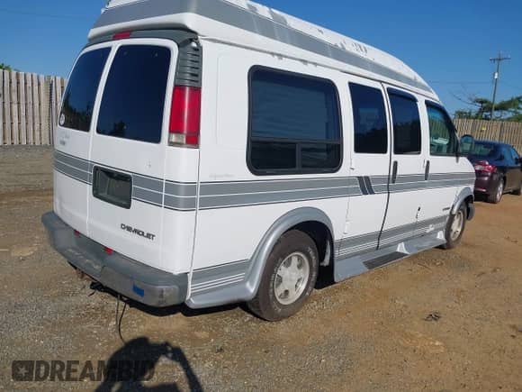 1998 Chevrolet Express Cargo YF7 z VIN 1GBFG15R1W1008425, wystawiony jako IAAI lot #42551328 z przebiegiem 166 777 mil mil oraz . Historia ofert i sprzedaży dostępna na DreamBid. Obrazek 4.