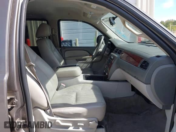 2011 Chevrolet Suburban LT z VIN 1GNSCJE09BR344091, wystawiony jako IAAI lot #43487649 z przebiegiem 182 652 mil mil oraz . Historia ofert i sprzedaży dostępna na DreamBid. Obrazek 5.