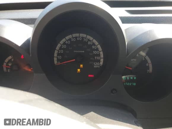 2008 Dodge Nitro SXT z VIN 1D8GU28K18W165005, wystawiony jako Copart lot #69063275 z przebiegiem 172 278 mil mil oraz Szkoda całkowita • Salvage title. Historia ofert i sprzedaży dostępna na DreamBid. Obrazek 9.