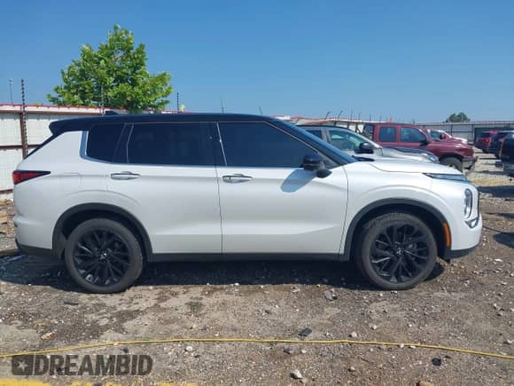 2023 Mitsubishi Outlander SEL z VIN JA4J4VA86PZ010610, wystawiony jako IAAI lot #42883511 z przebiegiem 37 536 mil mil oraz . Historia ofert i sprzedaży dostępna na DreamBid. Obrazek 13.