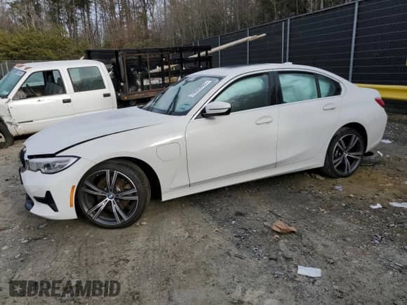 2021 BMW 3 Series 330e xDrive z VIN WBA5P9C06MFK97759, wystawiony jako Copart lot #70629822 z przebiegiem Nie podano mil oraz . Historia ofert i sprzedaży dostępna na DreamBid. Obrazek 1.