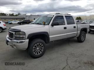 2005 GMC Sierra 1500 SLE z VIN 2GTEK13T151150626, wystawiony jako Copart lot #84979765 z przebiegiem 148 078 mil mil oraz Czysty tytuł • Clean title. Historia ofert i sprzedaży dostępna na DreamBid. Obrazek 1.